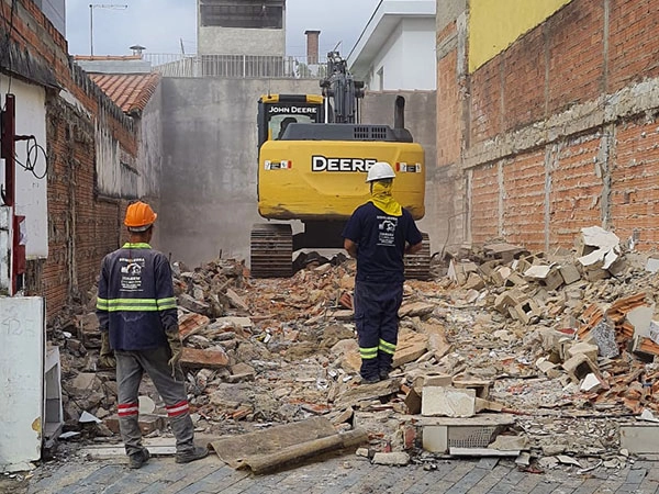 Demolição de Fábricas